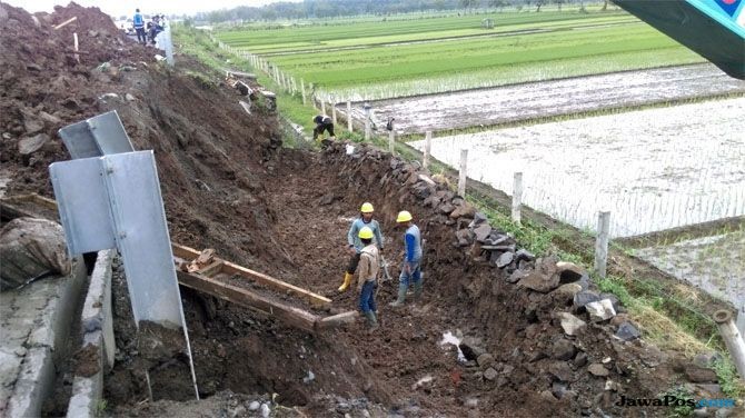 73Lereng Tol Salatiga-Kastasura longsor.jpg.jpg